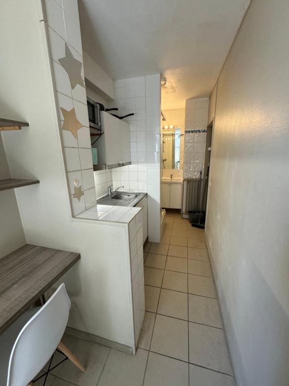 - une petite salle de bains blanche avec lavabo et miroir dans l'établissement Studio pour étudiant 27, à Valence