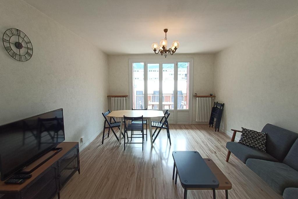 un salon avec une table et un canapé dans l'établissement 75m apartment in Saint-Jean-de-Maurienne, à Saint-Jean-de-Maurienne