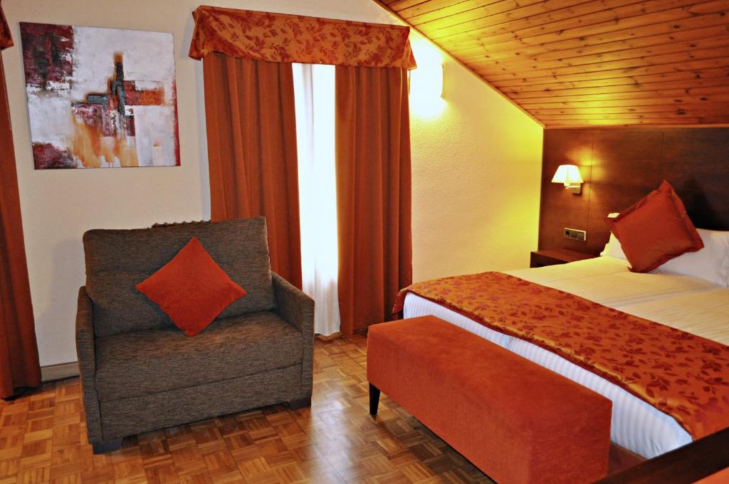 Hotel Solineu - Habitación Triple (2 Adultos + 1 Niño)