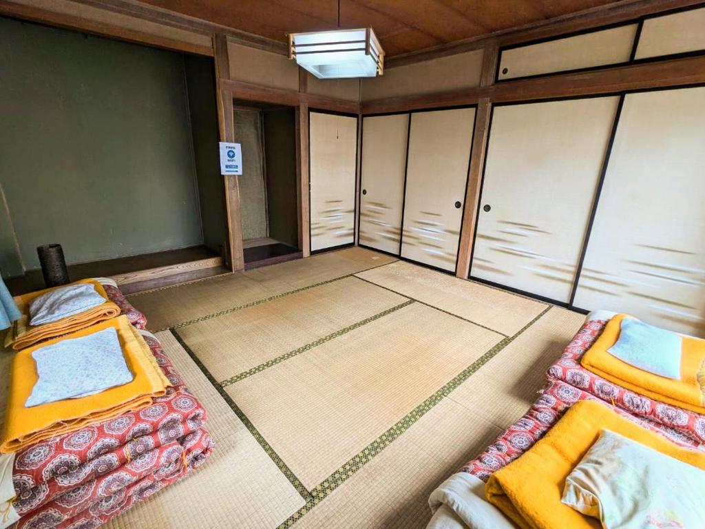 Postel nebo postele na pokoji v ubytování 北アルプスの麓 日本古民家シェアハウス内の個室
