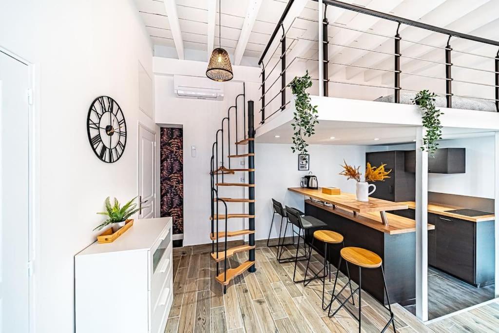 une cuisine et un salon avec un escalier en colimaçon dans une maison dans l'établissement 