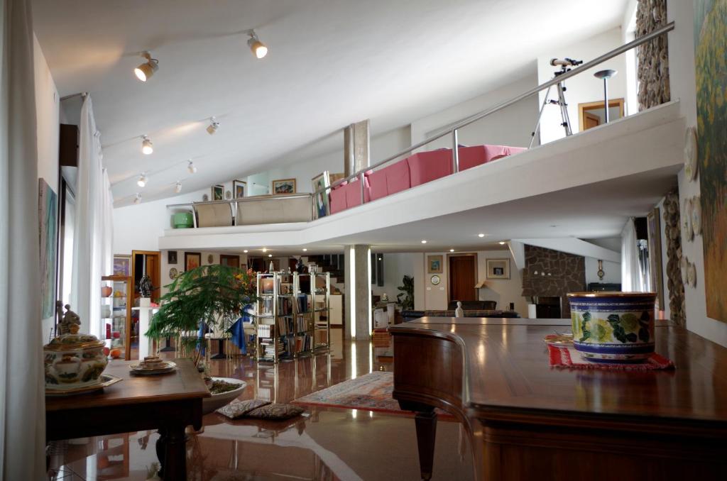 a large living room with a staircase in a house at B&B Cà d'Artisti in Caorle