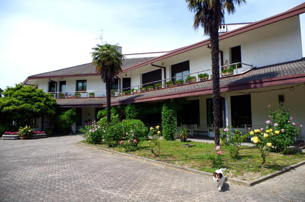 a dog standing in front of a building at B&B Cà d'Artisti in Caorle