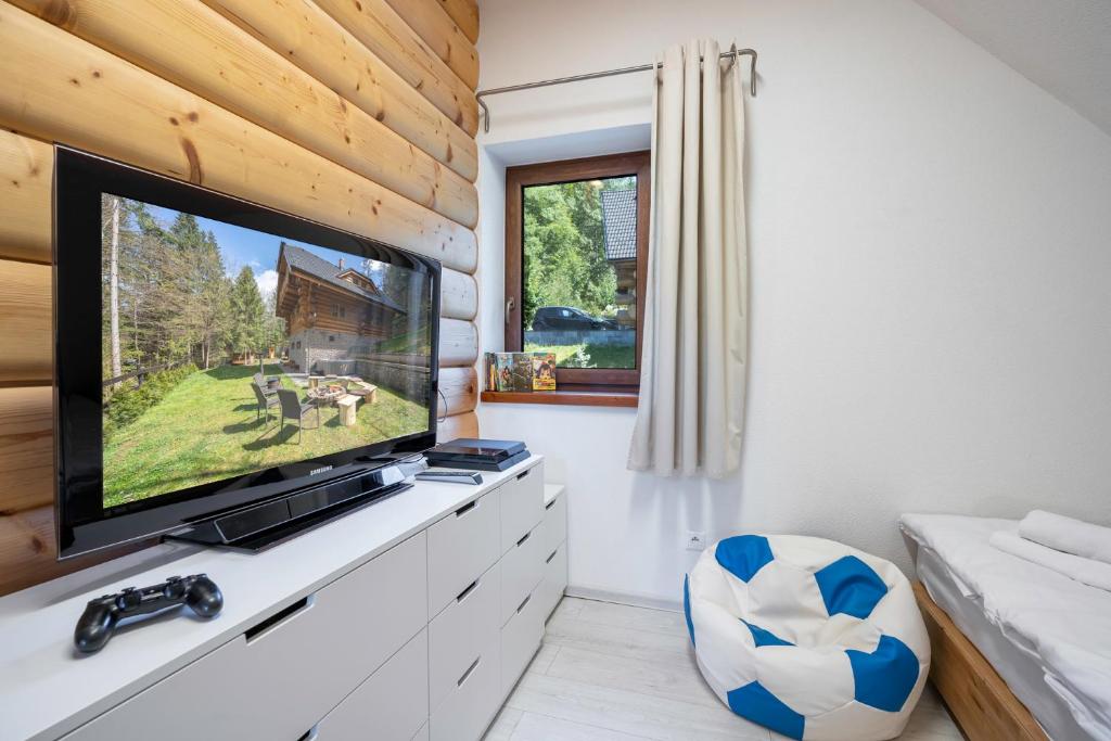 TV a/nebo společenská místnost v ubytování Chalet Piros Tale - Sauna - Jacuzzi - Beautiful scenery - Kids playground - In the forest