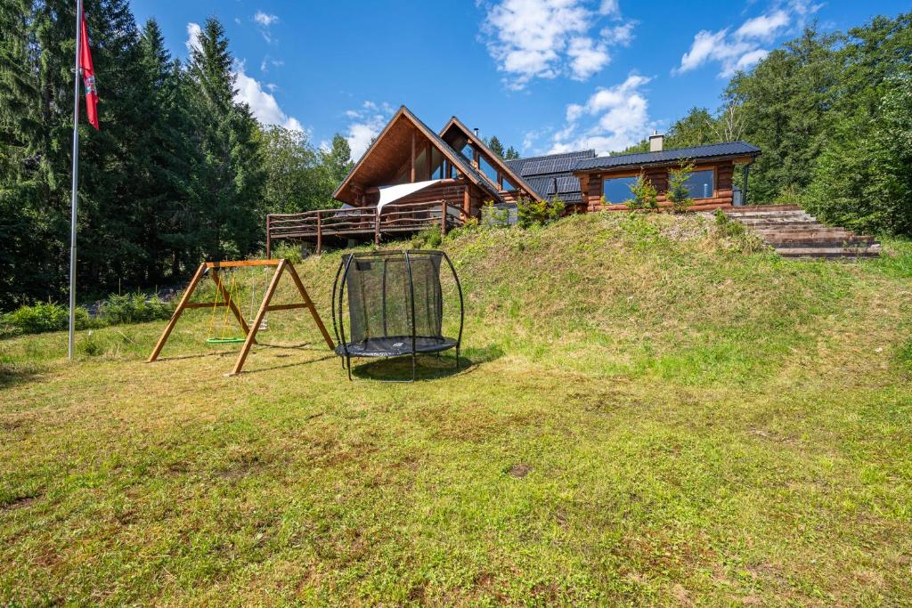 Zahrada ubytování Chalet Piros Tale - Sauna - Jacuzzi - Beautiful scenery - Kids playground - In the forest