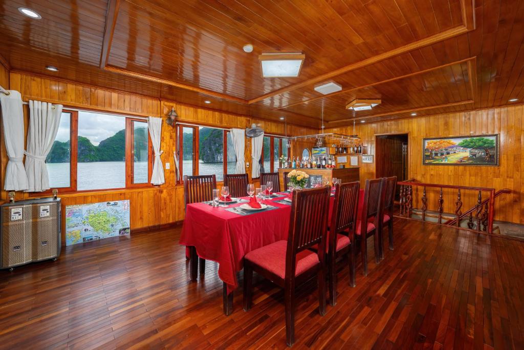 Sunlight Boutique Cruise - Cat Ba island - 18