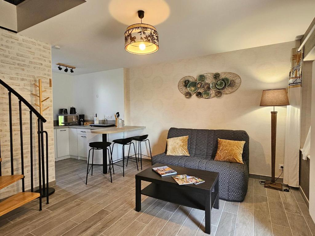 Les Hirondelles - Housity