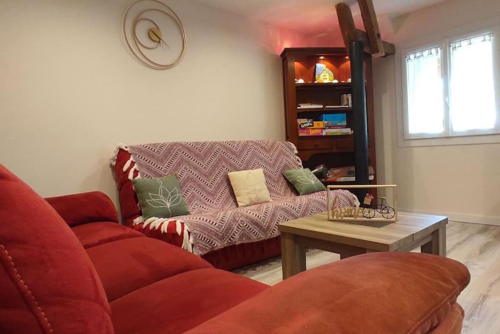 un salon avec un canapé et une table dans l'établissement Appartement 11 personnes, à Saint-Laurent-du-Cros