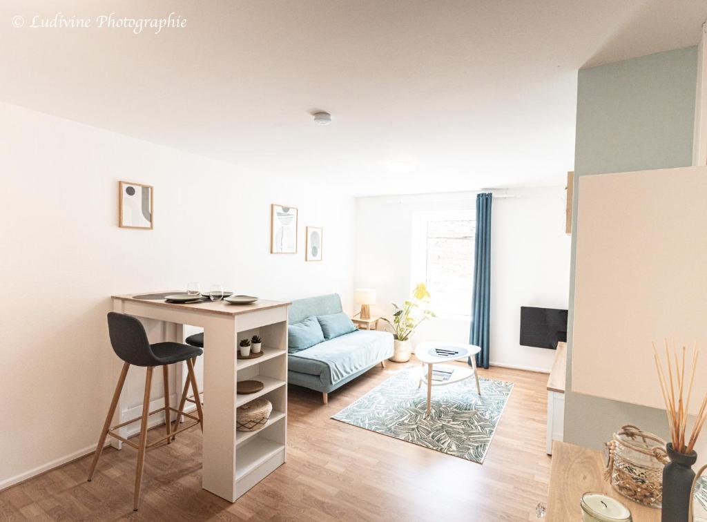 un salon avec une table et un canapé dans l'établissement Cozy aux 3 frontières, à Sierck-les-Bains