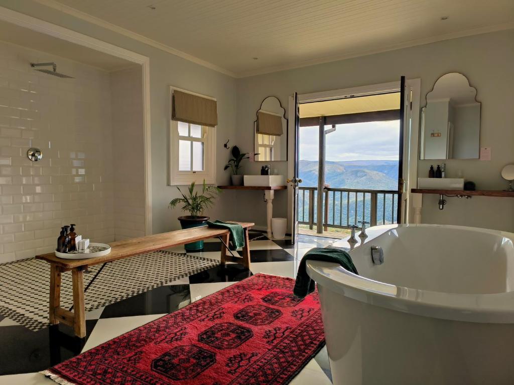 bagno con vasca e vista sulle montagne di Camp Figtree by The Oyster Collection ad Addo