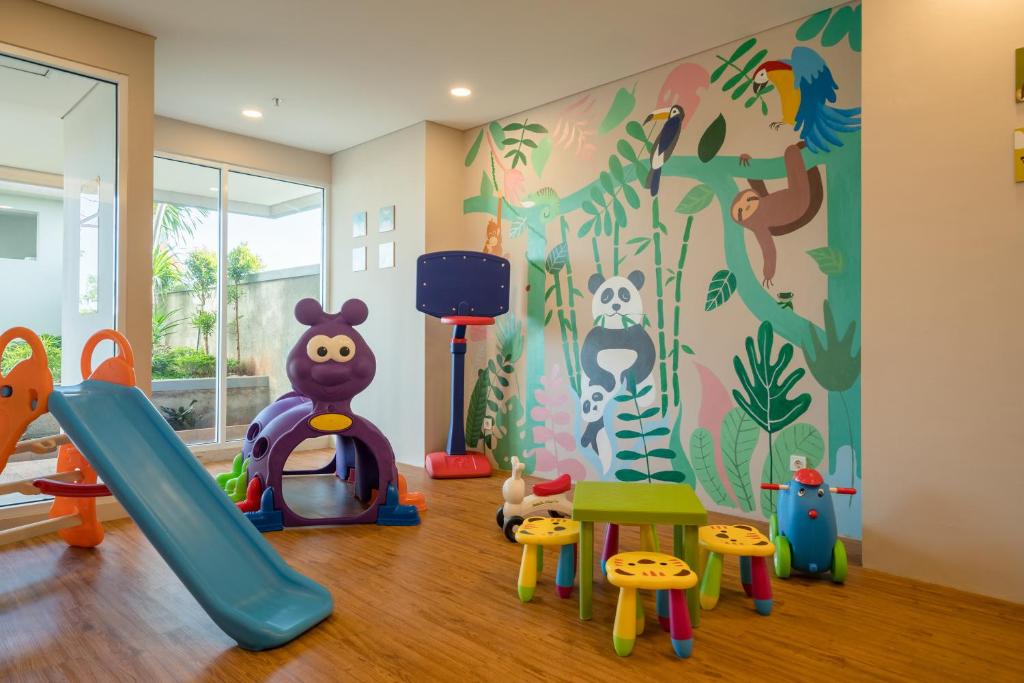 una sala giochi per bambini con un murale di Ramada by Wyndham Serpong a Serpong