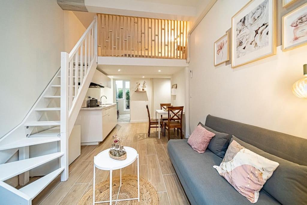 un salon avec un canapé et une table dans l'établissement 