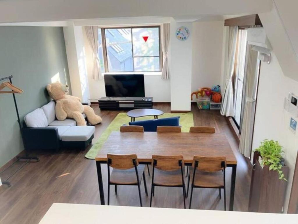 een woonkamer met een teddybeer op een bank bij 洗足21 in Tokyo