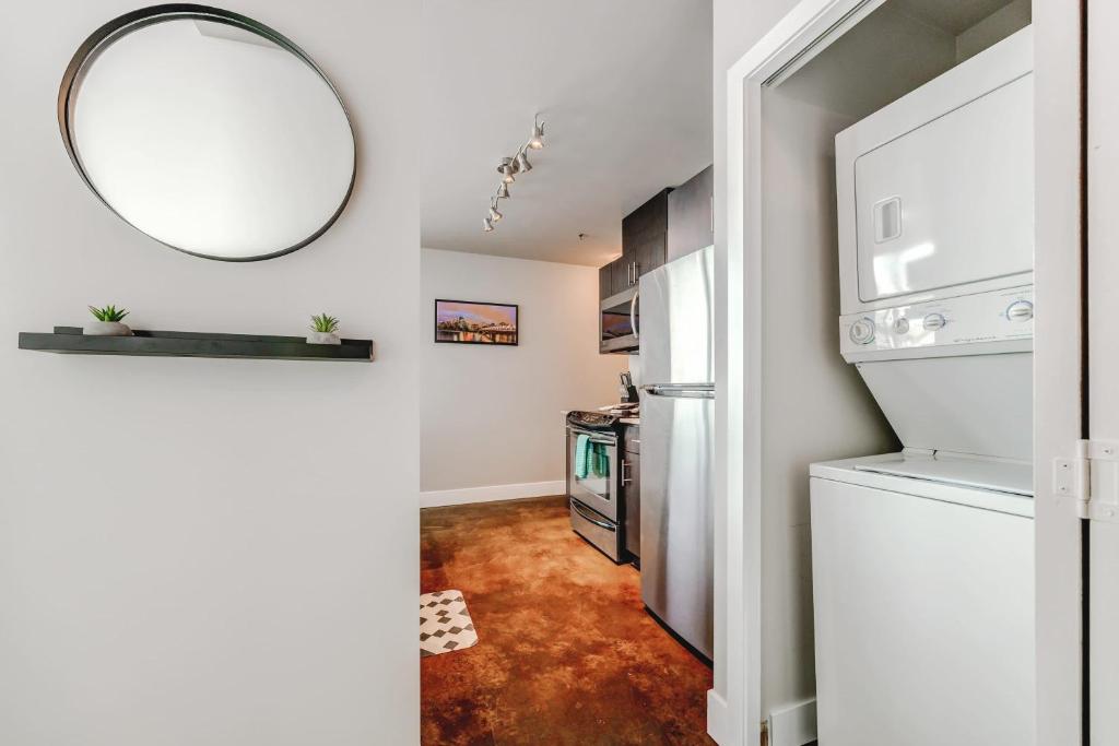 Fotografie z fotogalerie ubytování Upscale 2BR Condo - King Bed - Stunning Views v destinaci Calgary