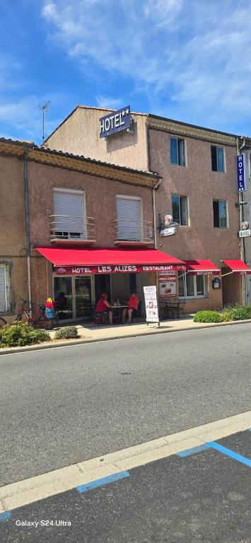 un hôtel situé sur le côté d'une rue de la ville dans l'établissement Hôtel Restaurant Les Alizes Loriol Le Pouzin, au Pouzin