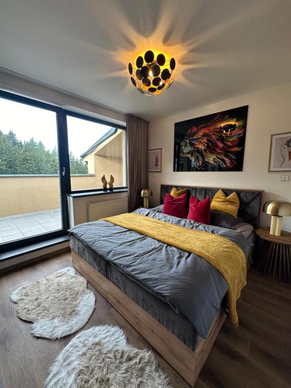 Postel nebo postele na pokoji v ubytování Angel Wings Mountain Apartment Černý Důl