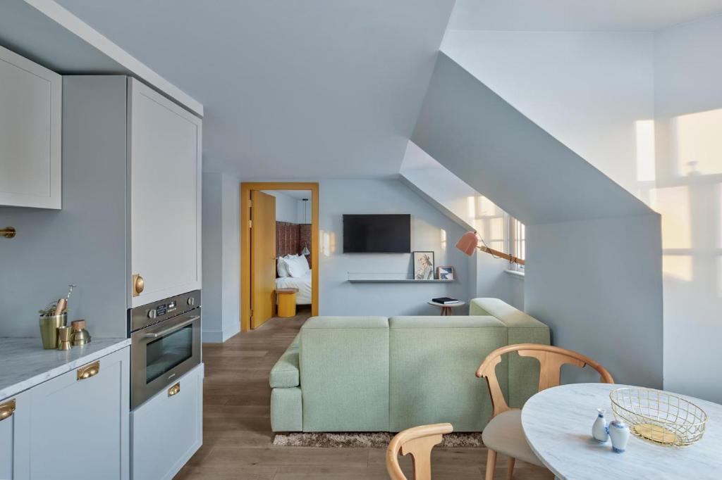 Eden Locke - Resim 8