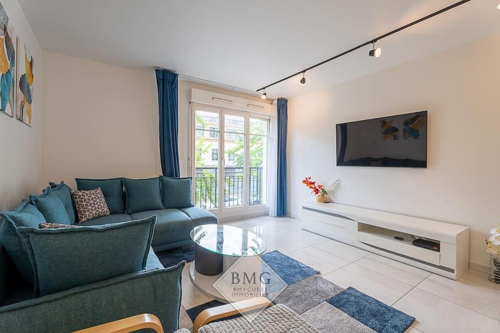 un salon avec un canapé et une télévision dans l'établissement Danube appartement Disneyland, à Serris