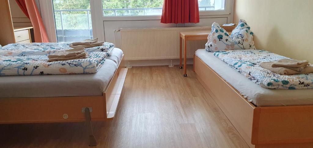 Postel nebo postele na pokoji v ubytování Herzerl Apartment
