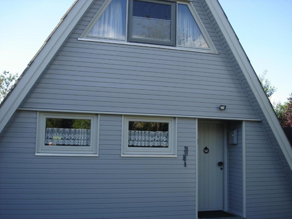 a house with two windows and a door at Norddachhaus in Damp