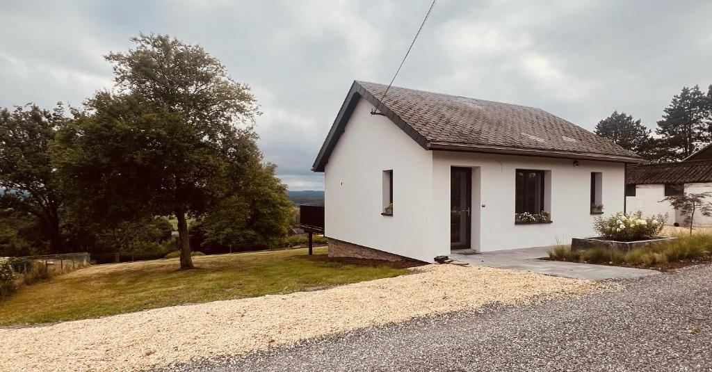 une petite maison blanche sur le côté d'une route dans l'établissement Au Trente-Six, à Durbuy