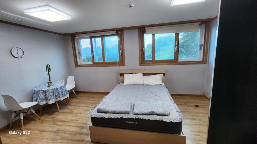 En eller flere senger på et rom på Geoje Seaside Luxury Family Villa