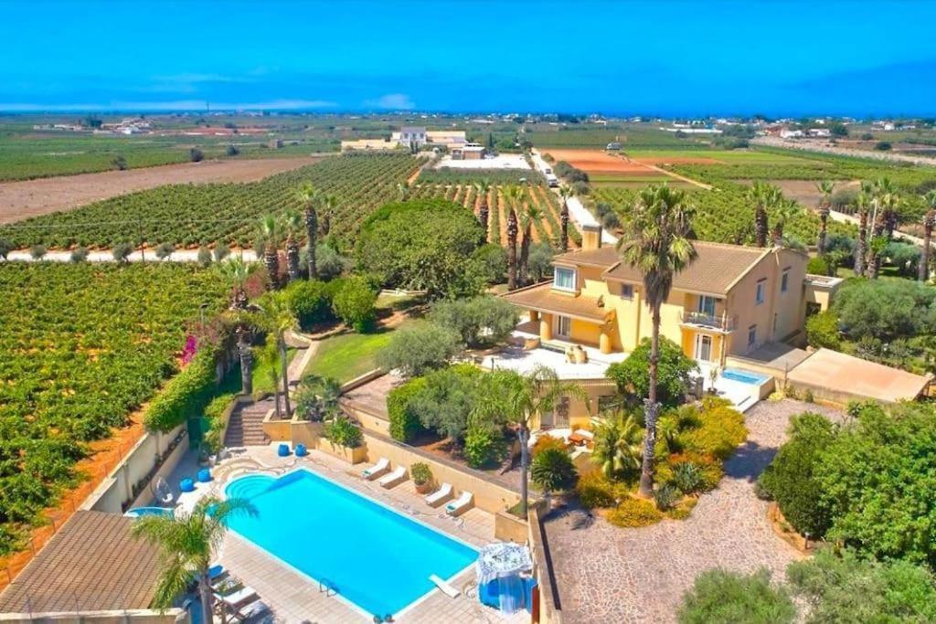 Piscina de la sau aproape de Villa degli Artisti