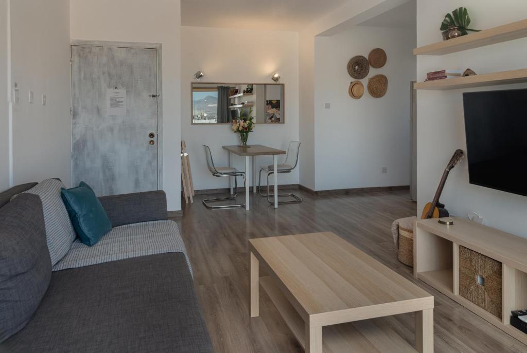 TV a/nebo společenská místnost v ubytování Phaedrus Living Nicosia Heartside Flat