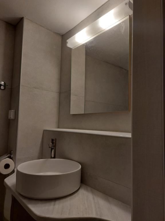 Vannituba majutusasutuses Apomero Apartment in Rochari Panormos