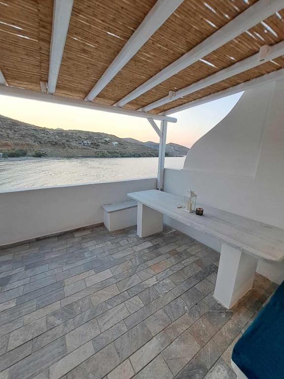 Rõdu või terrass majutusasutuses Apomero Apartment in Rochari Panormos