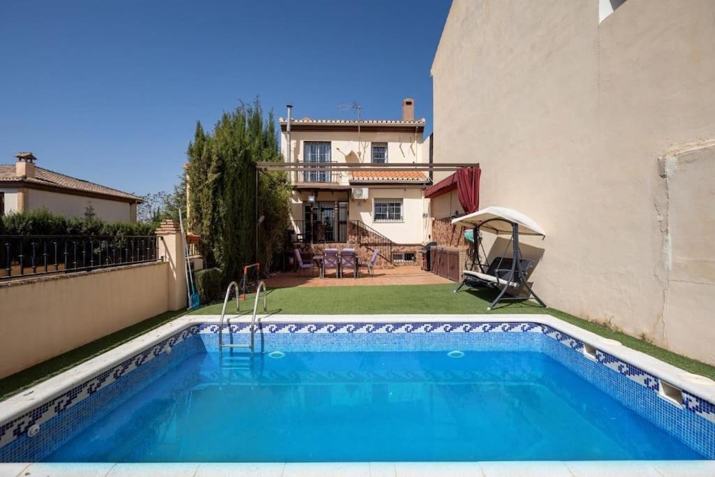 a swimming pool in the backyard of a house at Refugio de Ensueño Cerca de la Alhambra y Sierra Nevada in Cenes de la Vega