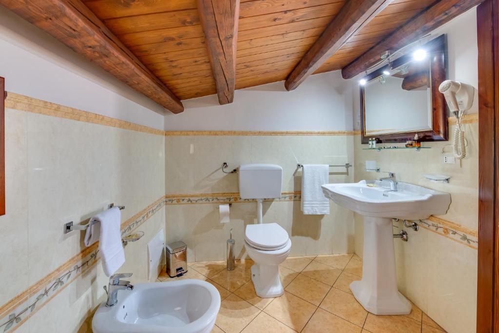 Koupelna v ubytování Hotel Aliai