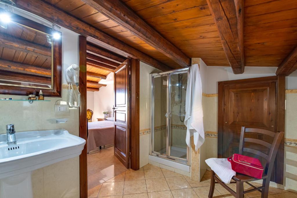 Koupelna v ubytování Hotel Aliai
