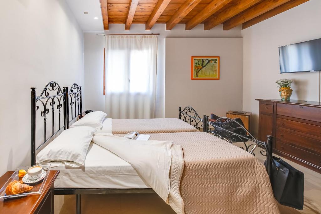 TV a/nebo společenská místnost v ubytování Hotel Aliai