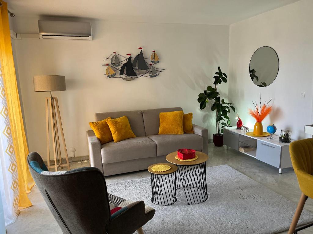 un salon avec un canapé et une table dans l'établissement Studio Mila, à Nice