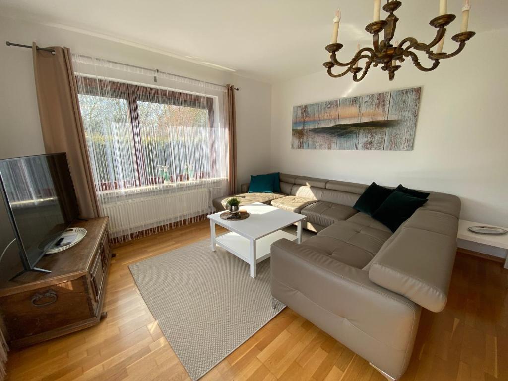 アウリッヒにあるFerienwohnung "Brazil"のソファとテーブルのあるリビングルーム