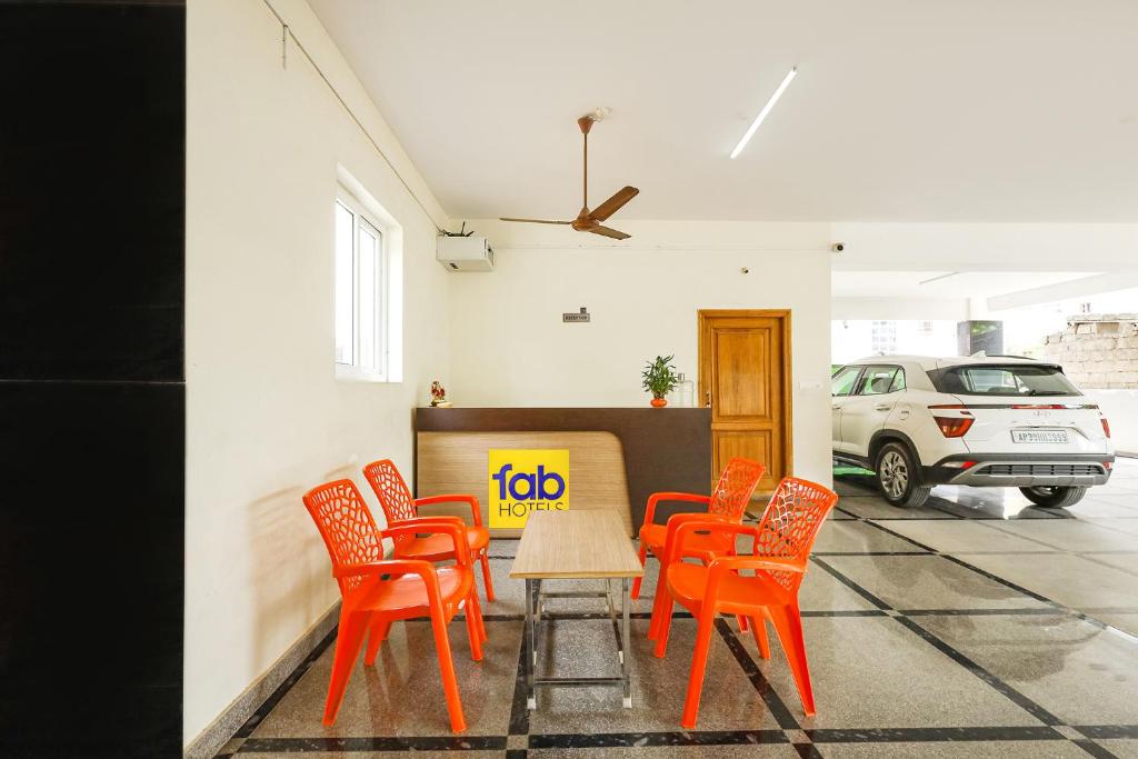 Posezení v ubytování FabHotel Karthikeya Residency - Tirupati Bus Stand - 900m