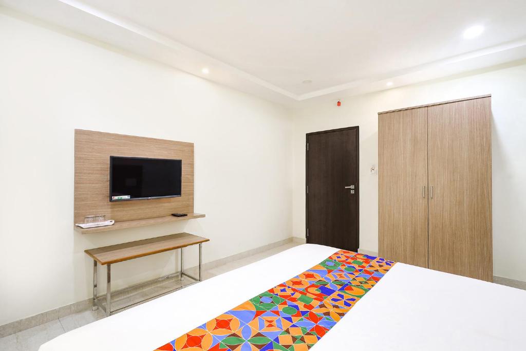 TV a/nebo společenská místnost v ubytování FabHotel Karthikeya Residency - Tirupati Bus Stand - 900m