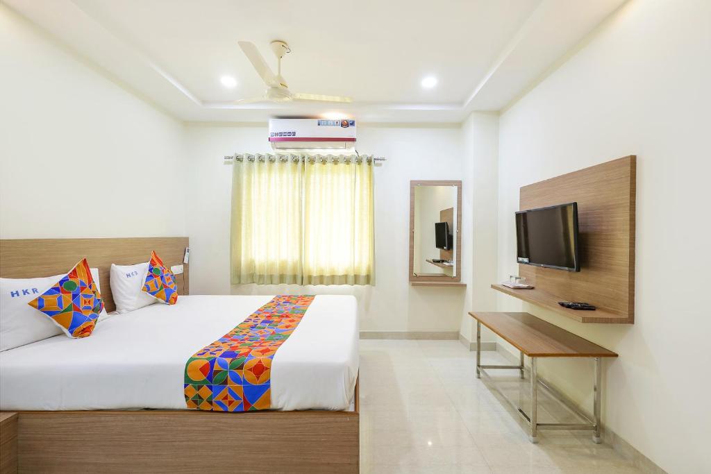 TV a/nebo společenská místnost v ubytování FabHotel Karthikeya Residency - Tirupati Bus Stand - 900m