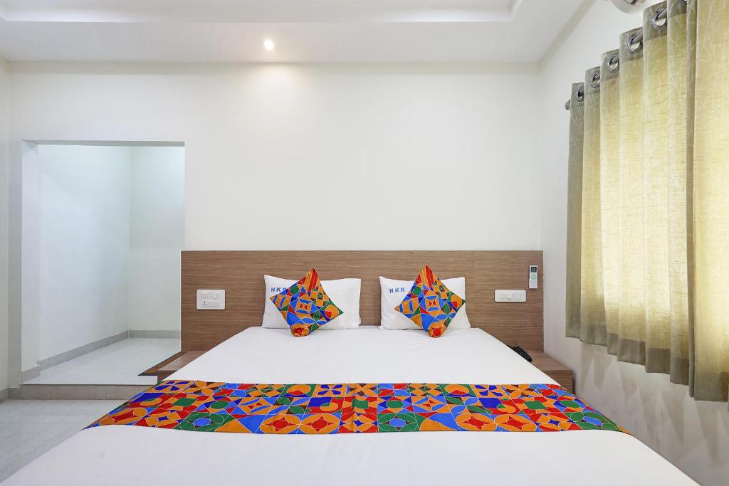 Postel nebo postele na pokoji v ubytování FabHotel Karthikeya Residency - Tirupati Bus Stand - 900m