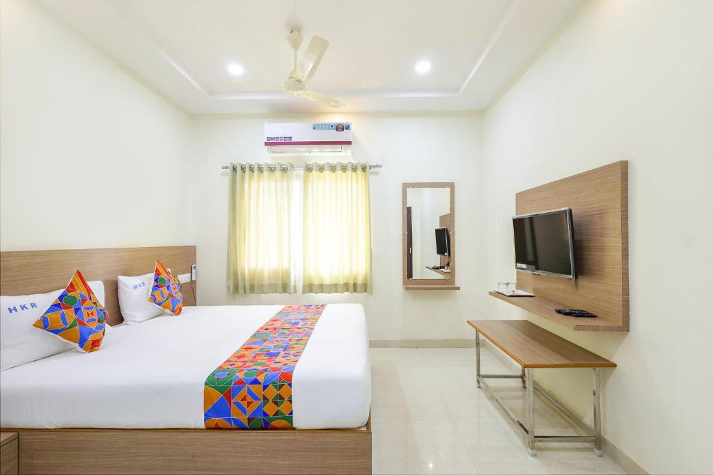 TV a/nebo společenská místnost v ubytování FabHotel Karthikeya Residency - Tirupati Bus Stand - 900m