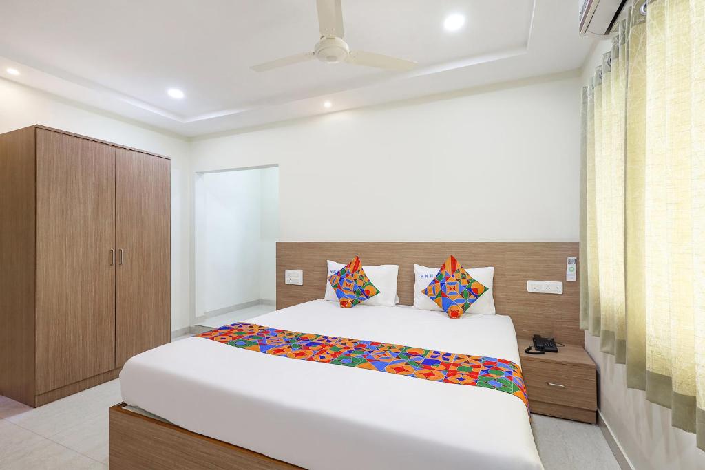 Postel nebo postele na pokoji v ubytování FabHotel Karthikeya Residency - Tirupati Bus Stand - 900m