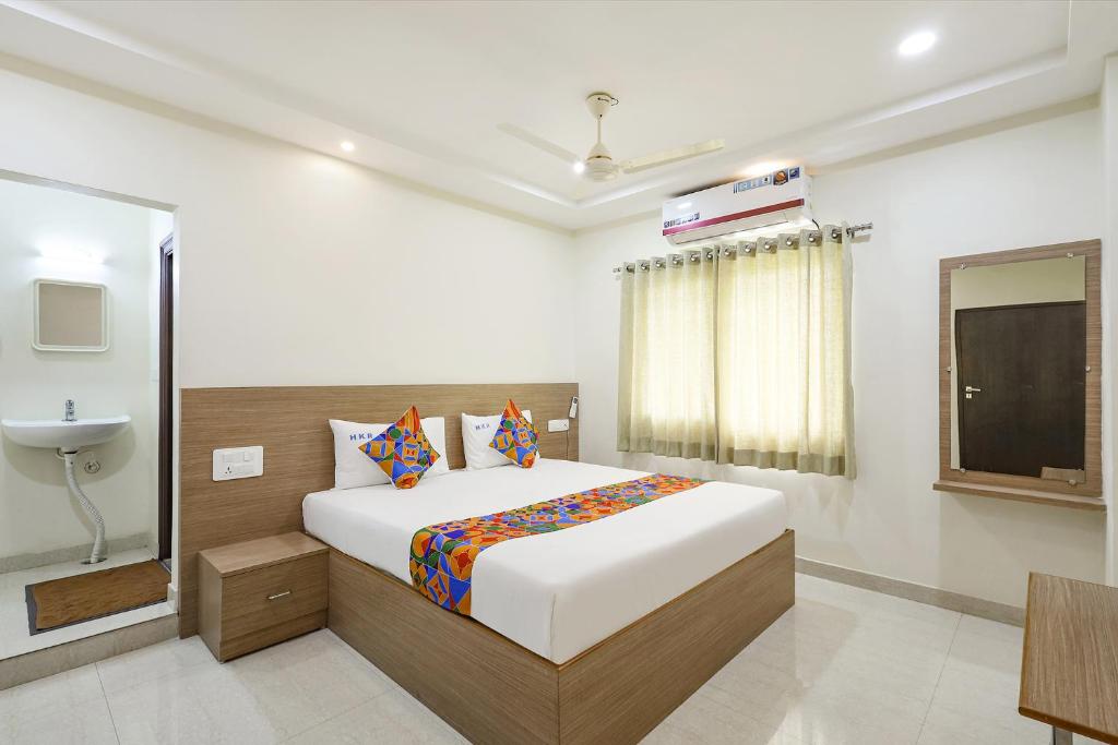 Postel nebo postele na pokoji v ubytování FabHotel Karthikeya Residency - Tirupati Bus Stand - 900m