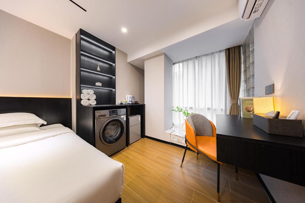 Postel nebo postele na pokoji v ubytování Yu Manju High-floor Huge-Screen Audiovisual Hotel-Guangzhou Tower Zhujiang New Town Sports West Road Branch