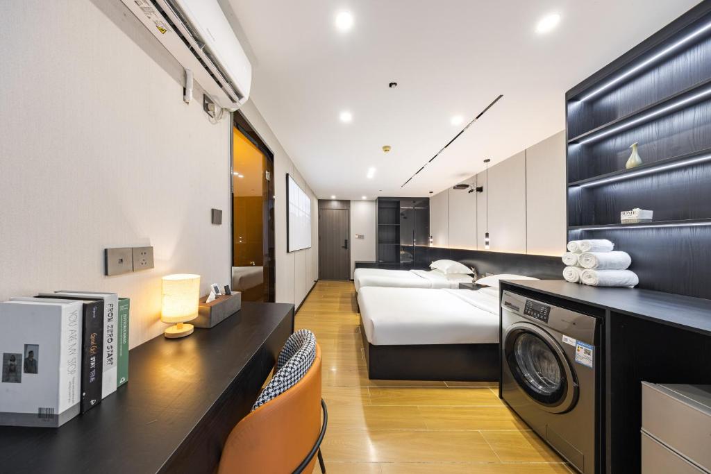 Postel nebo postele na pokoji v ubytování Yu Manju High-floor Huge-Screen Audiovisual Hotel-Guangzhou Tower Zhujiang New Town Sports West Road Branch
