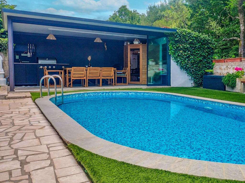 Bazén v ubytování Holiday Home Mikac by Interhome nebo v jeho okolí