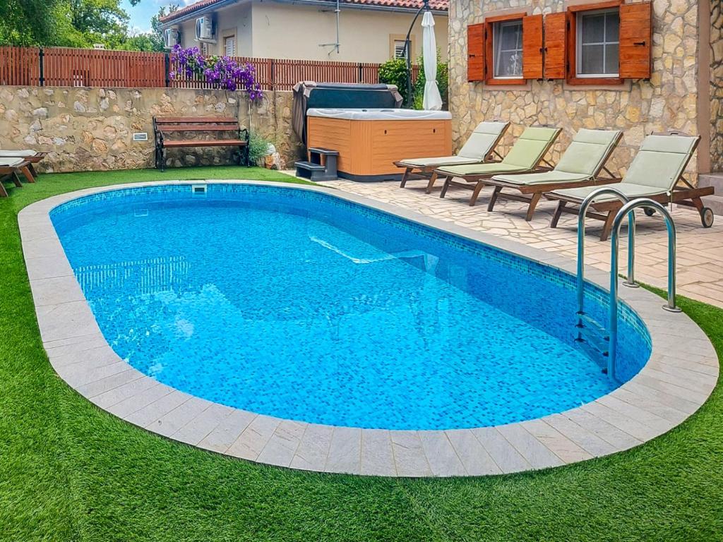 Bazén v ubytování Holiday Home Mikac by Interhome nebo v jeho okolí