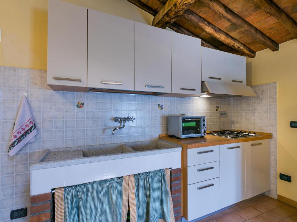 A kitchen or kitchenette at Holiday Home Poggetto Pellegrini by Interhome