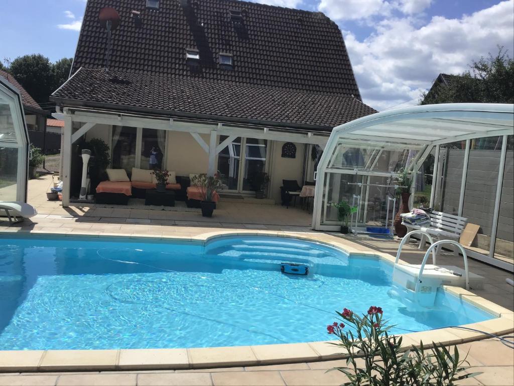 Bazén v ubytování Chambres d hôte Clos du Noyer nebo v jeho okolí