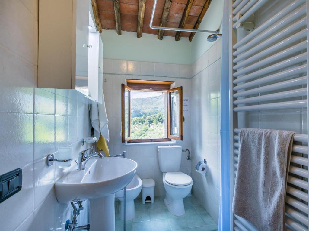 A bathroom at Holiday Home Poggetto Pellegrini by Interhome